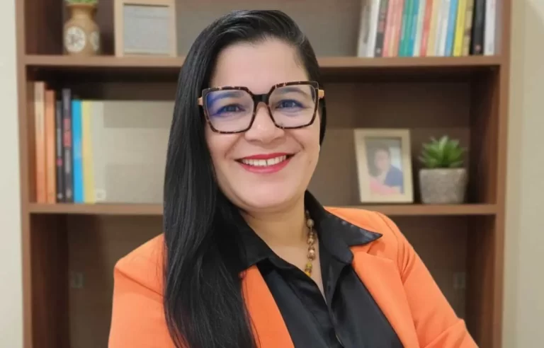 foto realista de Roselene Viana pedagoga e escritora atuando em ambiente escolar de alfabetização inclusiva