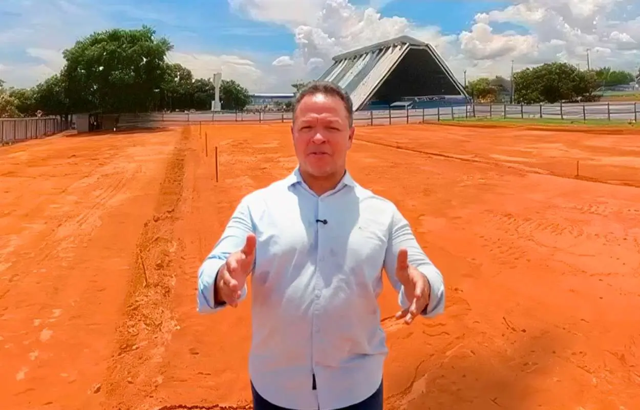 Claudio Ferreira na area onde vai ser construida a sede do CAPS Infantil no Jardim Gramado Atitude MT