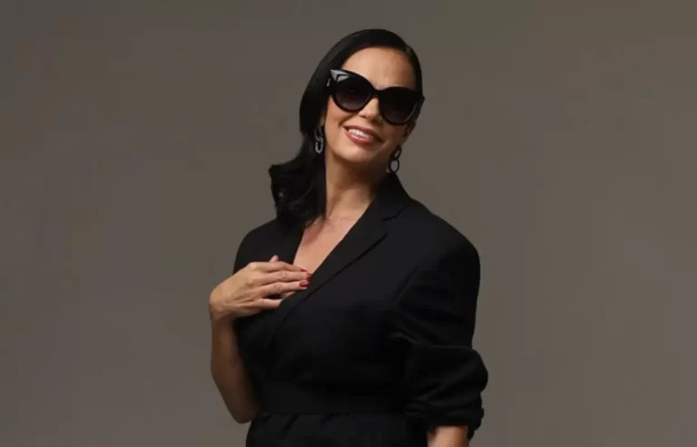 proprietária da Ótica Matriz Rondonópolis em ambiente de loja representando cuidado com a saúde visual