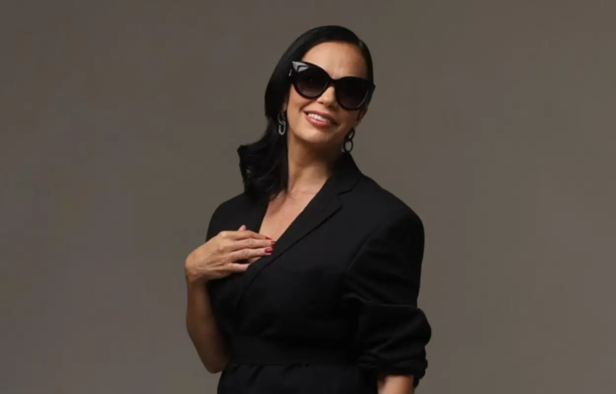 proprietária da Ótica Matriz Rondonópolis em ambiente de loja representando cuidado com a saúde visual