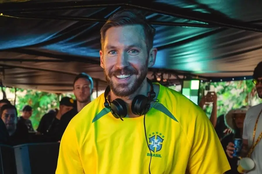 Calvin Harris causa tumulto ao surgir no meio do público com a camiseta do brasil em bloco de SP