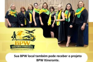 Fotografia colorida mostrando nove mulheres sorridentes, de cabelos arrumados e maquiadas, posicionadas lado a lado em um ambiente com parede amadeirada ao fundo. Elas vestem roupas pretas elegantes e usam lenços ou echarpes em tons vibrantes de verde e amarelo ao redor do pescoço e ombros. A imagem está inserida em um card digital com fundo amarelo claro. Na parte inferior esquerda, há uma ilustração com a silhueta de uma mulher de negócios, um globo terrestre, um avião e um ônibus, acompanhada do logotipo oficial escrito BPW Diretoria Itinerante, fortalecimento das lideranças locais. Na base do card, centralizada em uma faixa branca, aparece a frase afirmando que sua BPW local também pode receber o projeto BPW Itinerante.
