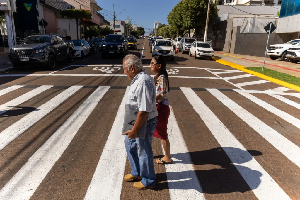 Rondonópolis ganha primeiro semáforo exclusivo para pedestres com foco em segurança e acessibilidade 7 Pedestre Atitude MT