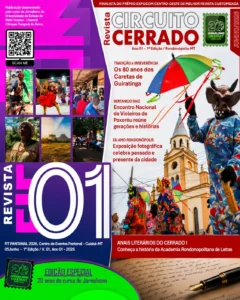 Capa de revista colorida com o título "Circuito Cerrado". Do lado direito, a foto principal mostra uma pessoa vestida com o traje tradicional dos Caretas de Guiratinga: usa uma máscara de criatura com chifres, dentes à mostra, uma roupa azul florida e segura um pequeno guarda-chuva colorido. Ao fundo, destaca-se a fachada de uma igreja histórica amarela e outras pessoas mascaradas na rua. Do lado esquerdo, há um mosaico vertical com seis pequenas fotos que retratam ciclistas, danças folclóricas e paisagens do Cerrado. No canto inferior, aparecem o número "01" em destaque e um selo verde comemorativo dos 20 anos do curso de Jornalismo da UNEMAT.