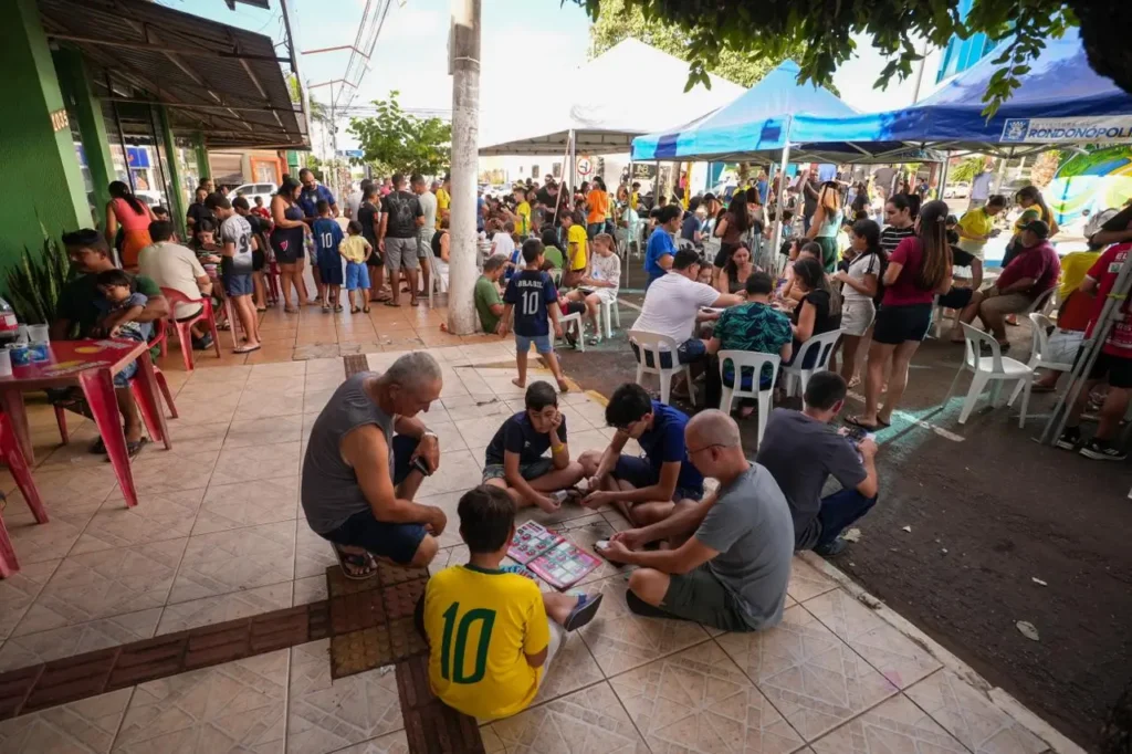 Evento de troca de figurinhas da Prefeitura é sucesso e reúne centenas de famílias 7 prefeitura 1 1 Atitude MT