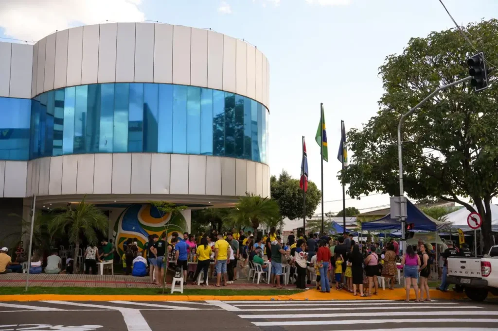 Evento de troca de figurinhas da Prefeitura é sucesso e reúne centenas de famílias 10 prefeitura 4 Atitude MT