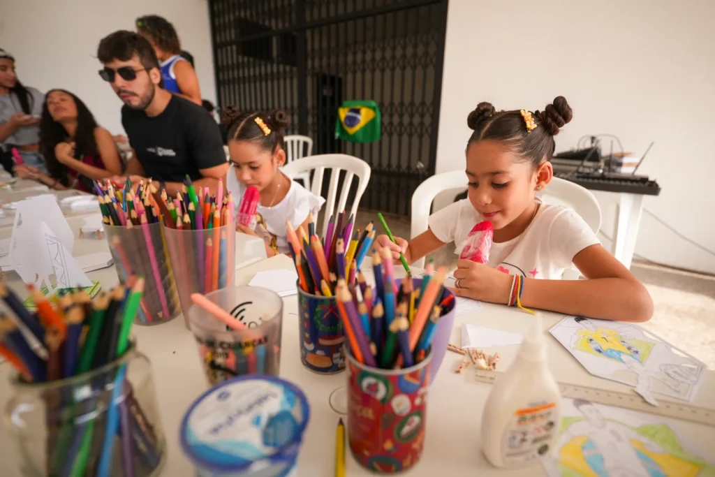 Evento de troca de figurinhas da Prefeitura é sucesso e reúne centenas de famílias 11 prefeitura 5 Atitude MT