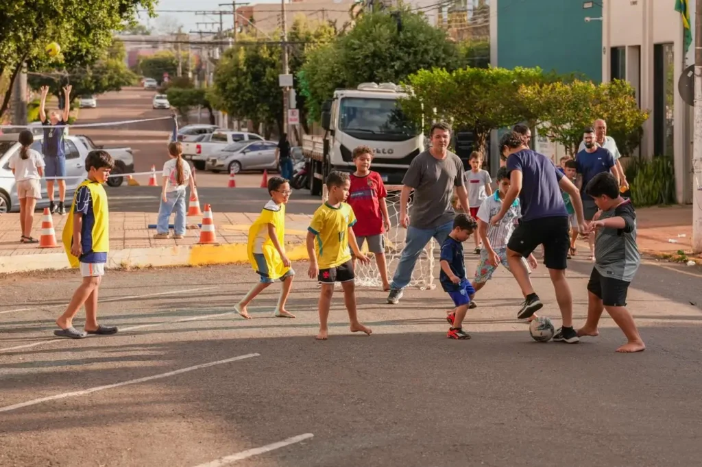 Evento de troca de figurinhas da Prefeitura é sucesso e reúne centenas de famílias 9 prefietura 33 Atitude MT