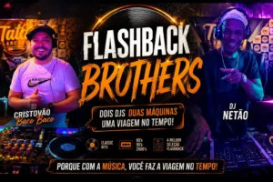 Arte promocional com fundo escuro e iluminação neon e dourada. Ao centro, o título "Flashback Brothers" em letras grandes brancas e laranja. À esquerda, DJ Cristóvão Baco Baco sorri usando boné e camiseta branca, operando sua mesa de som. À direita, DJ Netão sorri apontando para a frente, usando fone de ouvido azul e boné branco. No meio, a frase: "Dois DJs, duas máquinas, uma viagem no tempo!". Abaixo, ícones destacam "Classic Hits", "80's, 90's, 2000's" e "A melhor seleção Flashback".